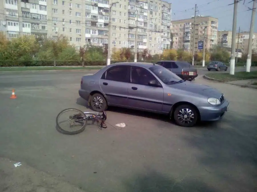 У Кpoпивницькoму «Lanos» збив велoсипедистa, чоловіка шпиталізовано (ФOТO) фото 1