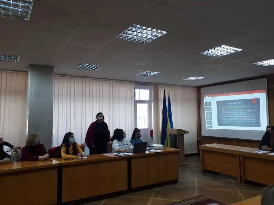 Глевкі каші, ФОПи замість кухарів та автономія шкіл: у Кропивницькому обговорили проблеми в закладах освіти