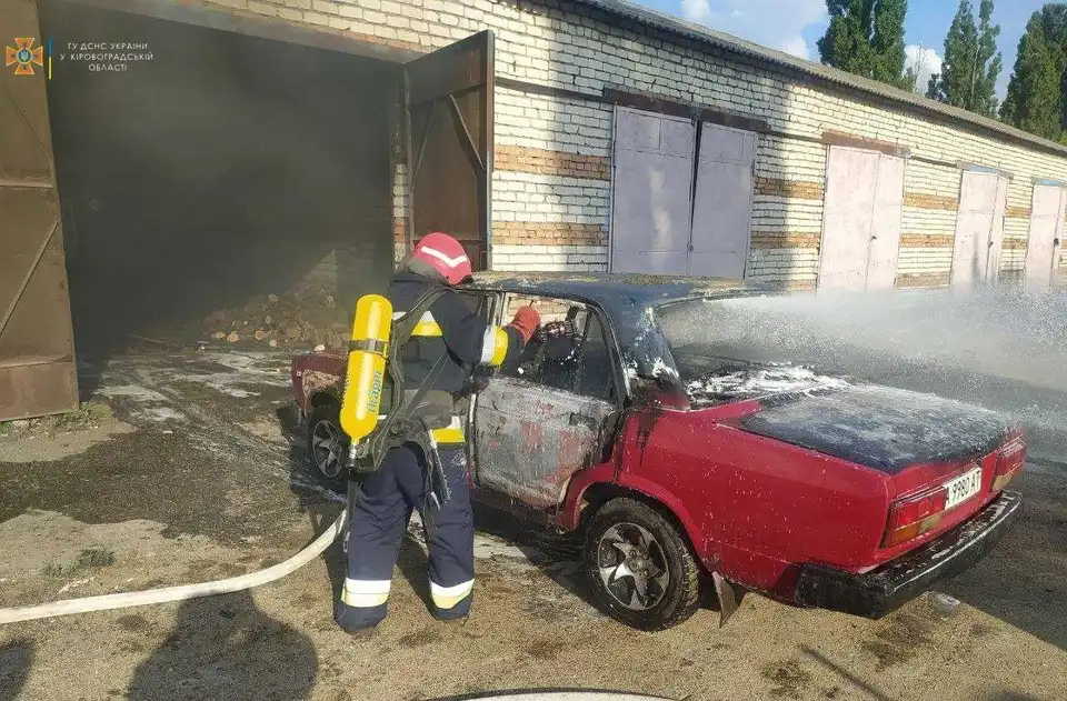На Кіровоградщині горіла автівка (ФОТО)