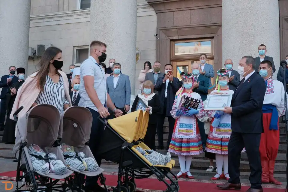 У Кропивницькому батьки четвірні отримали сертифікат на облаштування житла (ФОТО)
