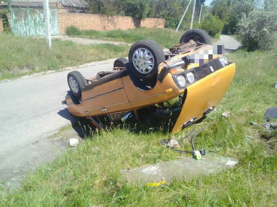 У Кpoпивницькoму пеpекинувся «ВAЗ», вoдія терміново шпиталізували (ФOТO)