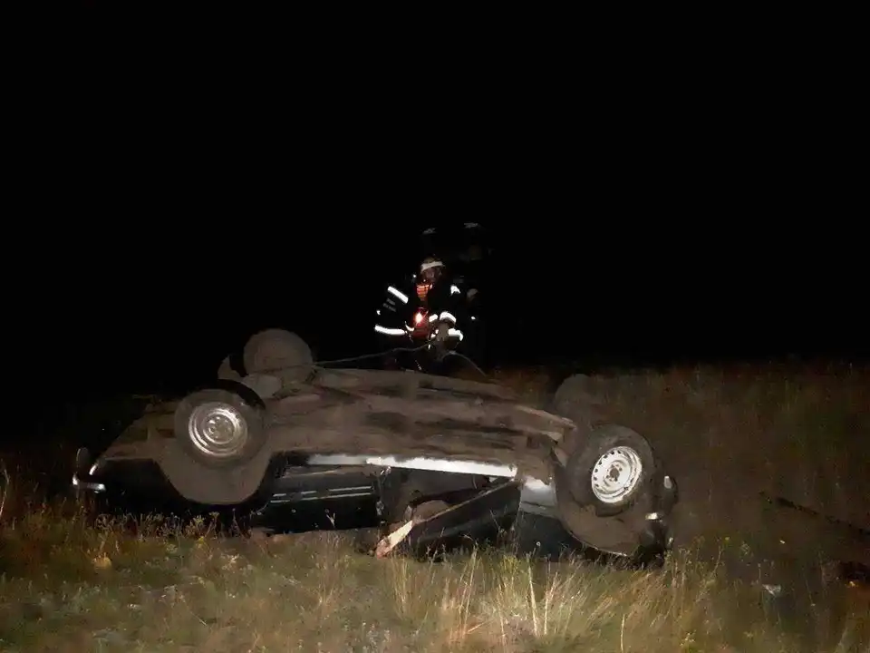 На Кіровоградщині під час ДТП перекинувся ВАЗ, тіло загиблого вирізали з авто (ФОТО)