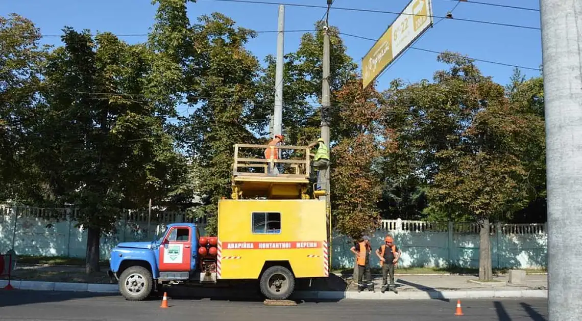 На Короленка в Кропивницькому демонтують 39 тролейбусних електроопор (ФОТО) фото 1