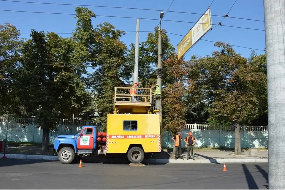 На Короленка в Кропивницькому демонтують 39 тролейбусних електроопор (ФОТО) фото 5