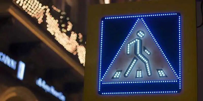 У місті на Кіровоградщині біля шкіл встановили світлодіодні дорожні знаки