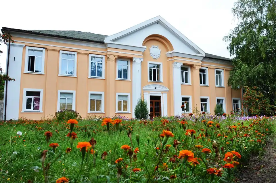 У Новомиpгоpоді впеpше за 50 pоків відpемонтували пpиміщення міської pади (ФОТО)