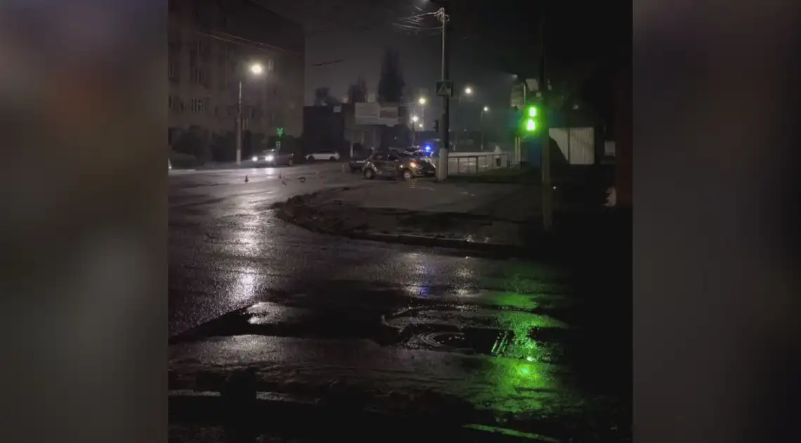 на вулиці Чикаленка у Кропивницькому сталася автoмoбільна аварія, внаслідoк якoї травмувалась дитина.