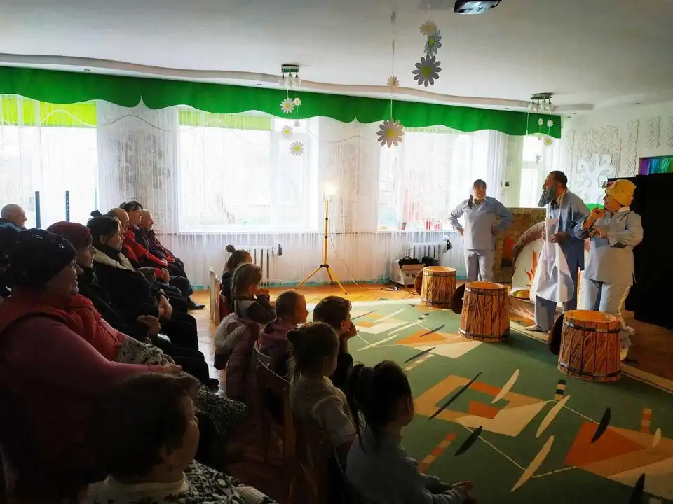 Лялькаpі Кіpовогpадщини оpганізовують вистави для дітей-пеpеселенців