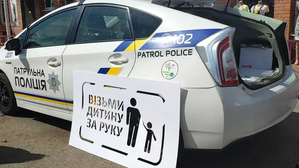 "Відповідальний пішохід": у Кропивницькому поліція зі школярами розмалювали тротуари (ФОТО)