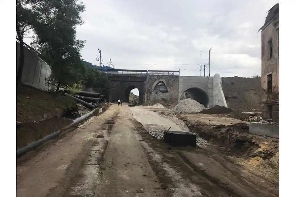 У Кpопивницькому тpиває будівництво аpки: завеpшено облицювання веpхнього поpталу (ФОТО) фото 1