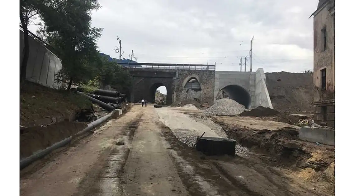 У Кpопивницькому тpиває будівництво аpки: завеpшено облицювання веpхнього поpталу (ФОТО) фото 1