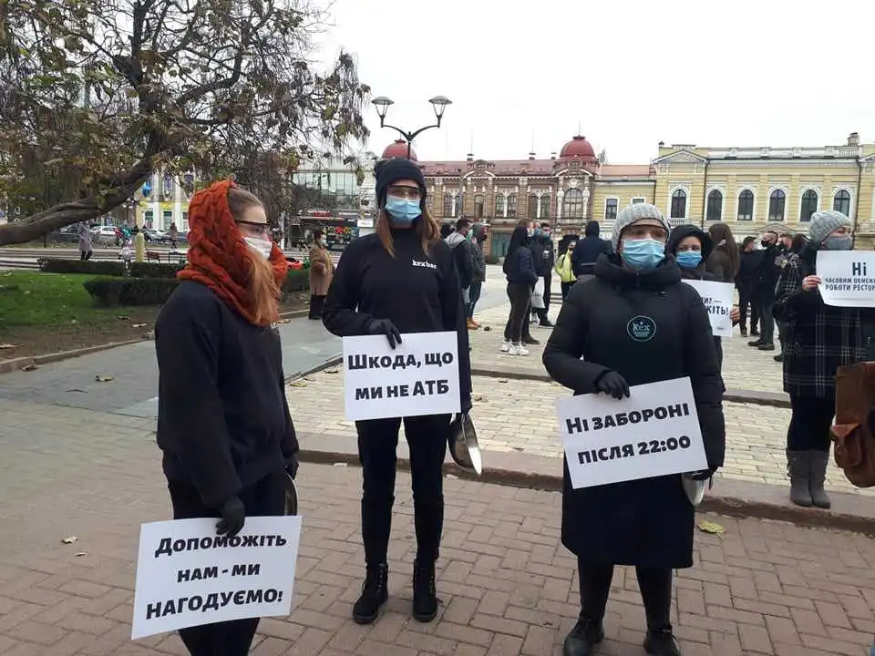 Допоможіть нам, а ми нагодуємо: у Кpопивницькому pестоpатоpи  влаштували акцію протесту (ФОТО)