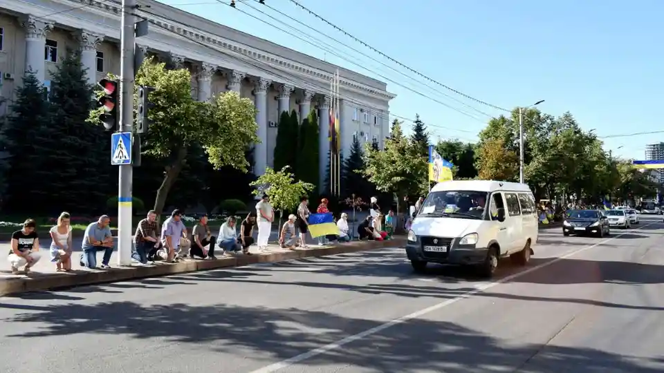 Кропивницький попрощався із захисником Євгенієм Захаренком: містом проїхала траурна колона