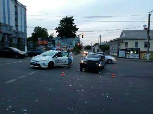 У центрі Кропивницького ВАЗ влетів у ЗАЗ, є постраждала (ФОТО)