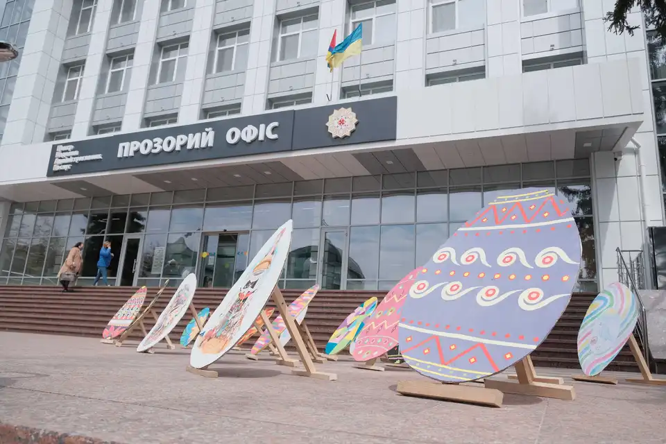У центрі Кропивницького облаштували Великодню фотозону з 18 писанок (ФОТО)