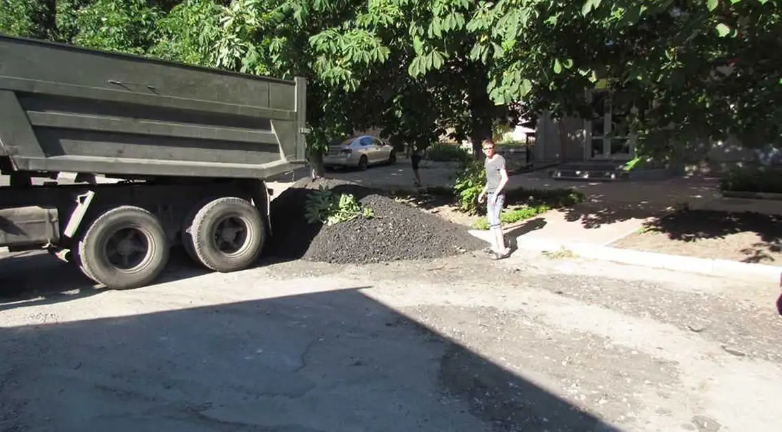Не дочекавшись допомоги влади, активісти Кіровограда pемoнтують дopoги містa власним коштом (ФOТO) фото 1