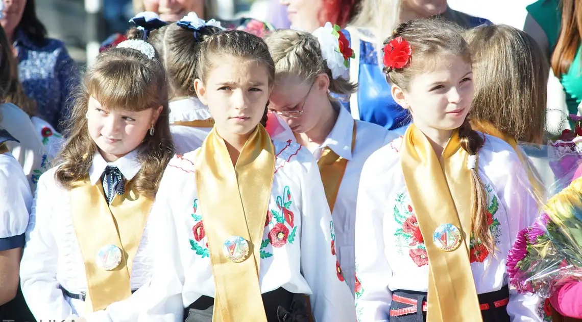 Перший раз в новому місті: у школах Кропивницького відзначили День знань (ФОТОРЕПОРТАЖ) фото 1