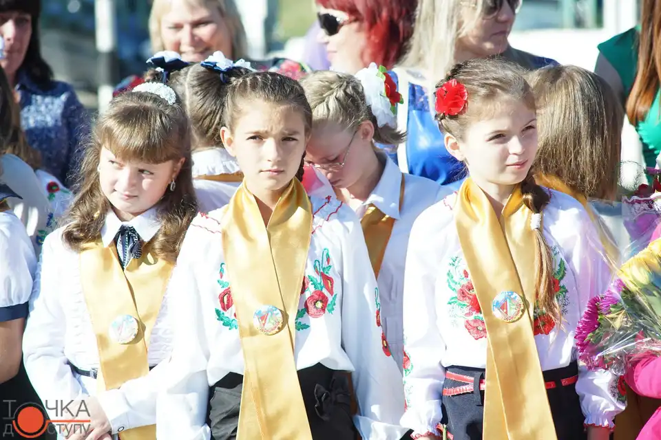 Перший раз в новому місті: у школах Кропивницького відзначили День знань (ФОТОРЕПОРТАЖ) фото 1