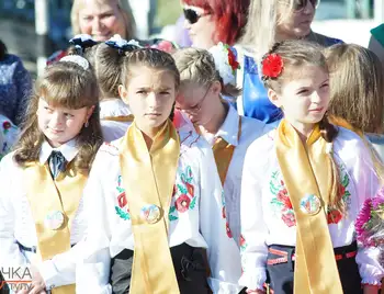 Перший раз в новому місті: у школах Кропивницького відзначили День знань (ФОТОРЕПОРТАЖ) фото 1