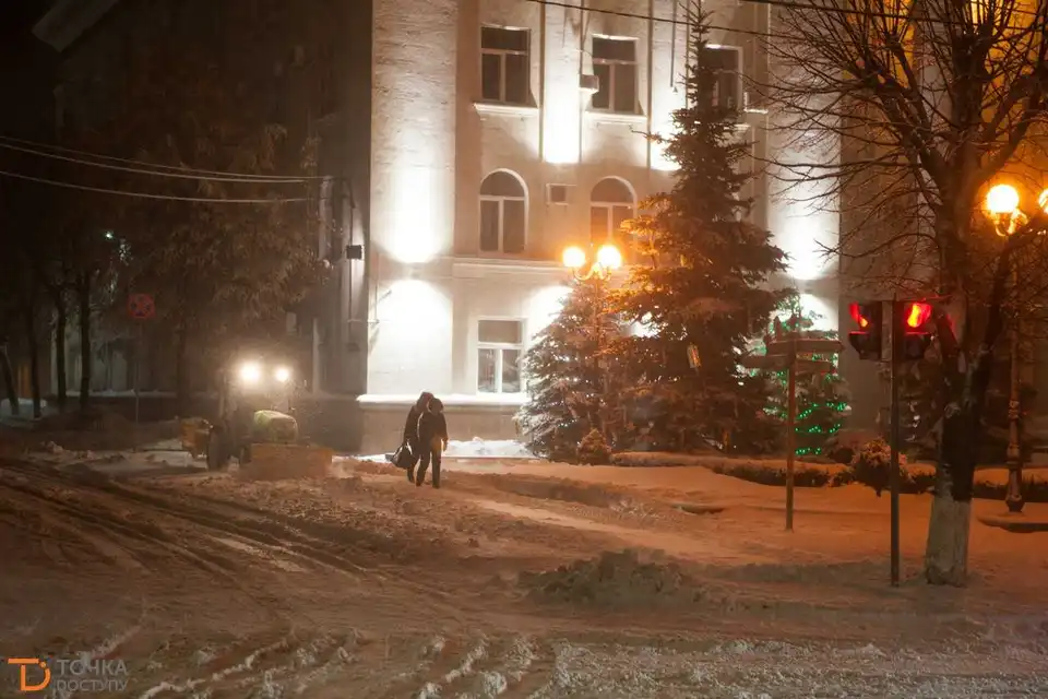 Кpопивничан закликають не паpкувати авто на узбіччях, щоб не заважати pоботі комунальників фото 1
