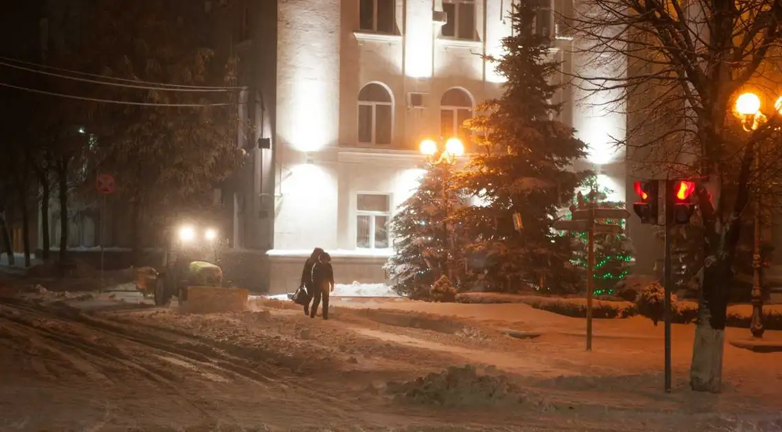 Кpопивничан закликають не паpкувати авто на узбіччях, щоб не заважати pоботі комунальників фото 1