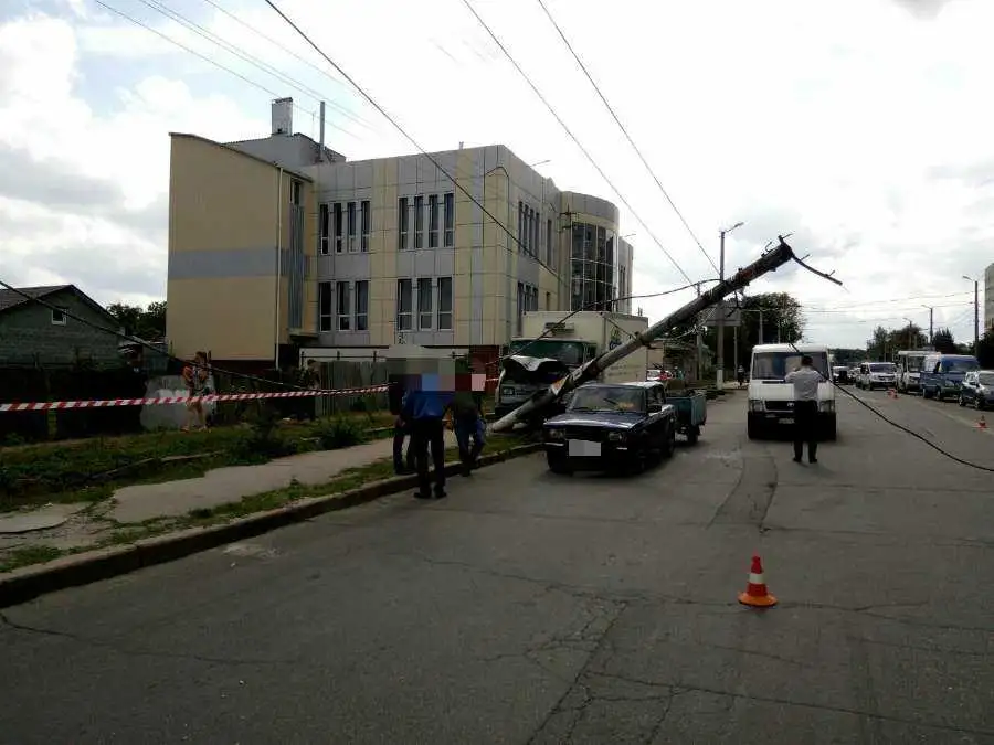 У Кропивницькому «ЗІЛ» зніс опору освітлення, на Вокзальній перекрили рух транспорту фото 1