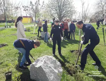 Патрульні Кропивницького висадили корисні для здоров'я кущі (ФОТО) фото 1