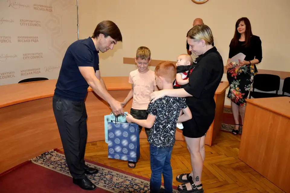 вручили шкільне приладдя