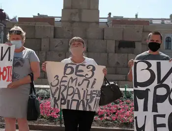 У центрі Кропивницького жителі одного з сіл мітингували, бо не можуть отримати землю (ФОТО) фото 1