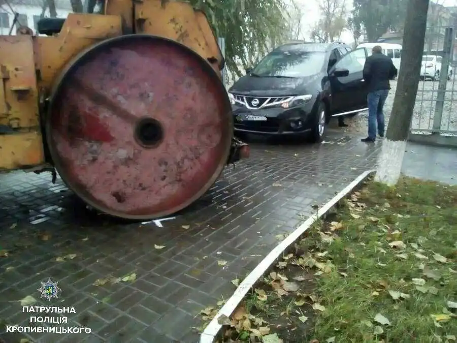 Патрульні у Кропивницькому затримали п’яного водія, який на асфальтному котку зіткнувся з престижною іномаркою (ФОТО)
