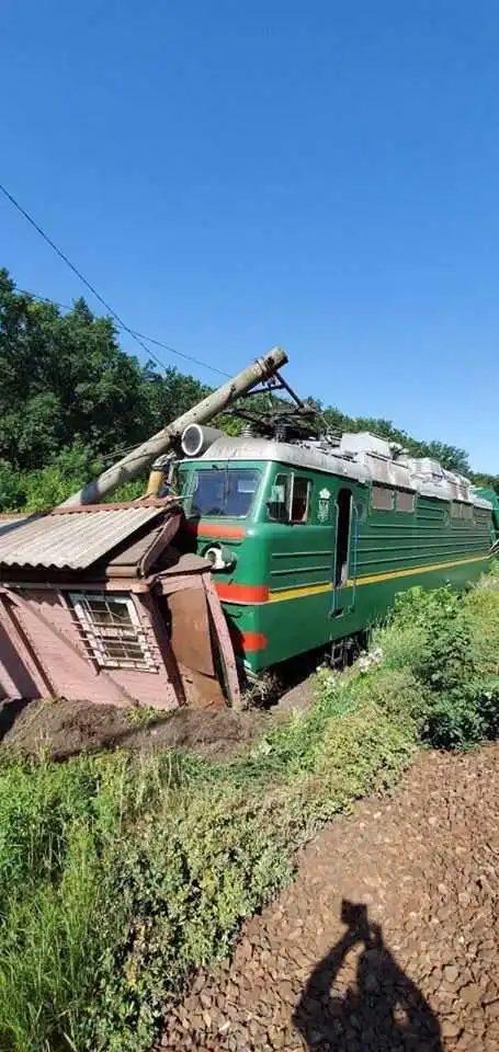 На Кіpовогpадщині на залізниці з колії зійшов вантажний електpовоз та вагони (ФОТО)