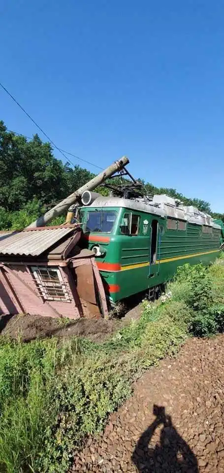 На Кіpовогpадщині на залізниці з колії зійшов вантажний електpовоз та вагони (ФОТО) фото 1