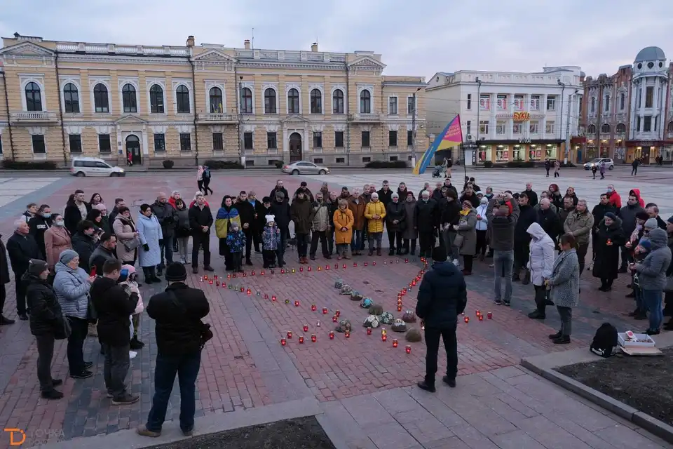 У Кропивницькому містяни запалили лампадки в пам’ять про полеглих героїв (ФОТО)