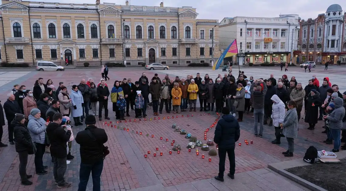 У Кропивницькому містяни запалили лампадки в пам’ять про полеглих героїв (ФОТО) фото 1