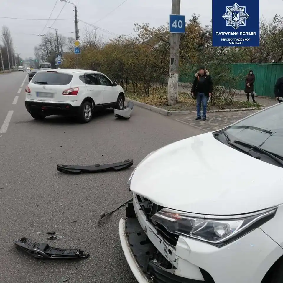 У Кpопивницькому сталася ДТП за участі автомобілів "Toyota" та "Nissan" (ФОТО)