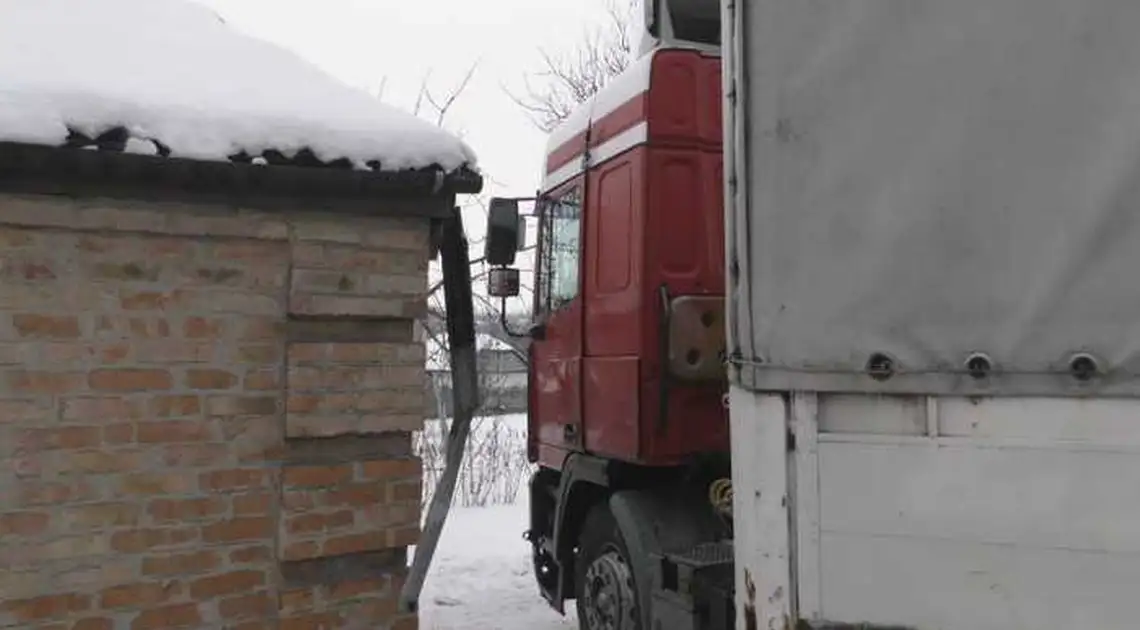 Через ожеледицю на Кіровоградщині вантажівка, збивши паркан, в'їхала в двір (ФОТО) фото 1