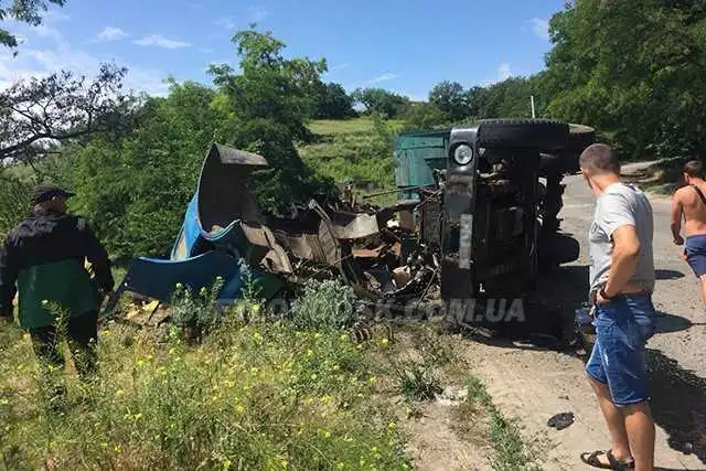 На Кіровоградщині внаслідок ДТП перекинулася вантажівка, є потерпілий (ФОТО)