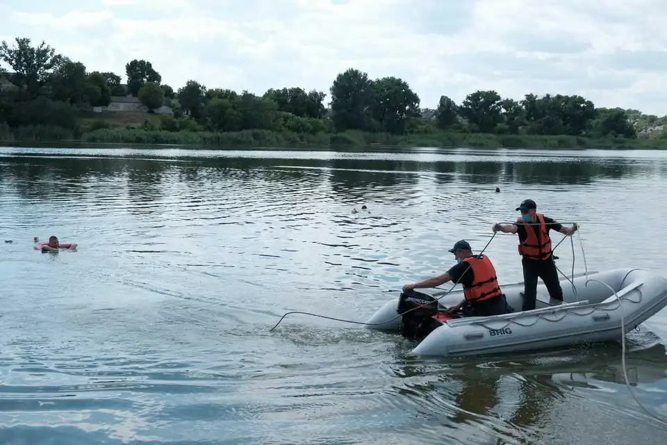 У Кропивницькому біля річки рятувальники навчали надавати першу меддопомогу (ФОТО)