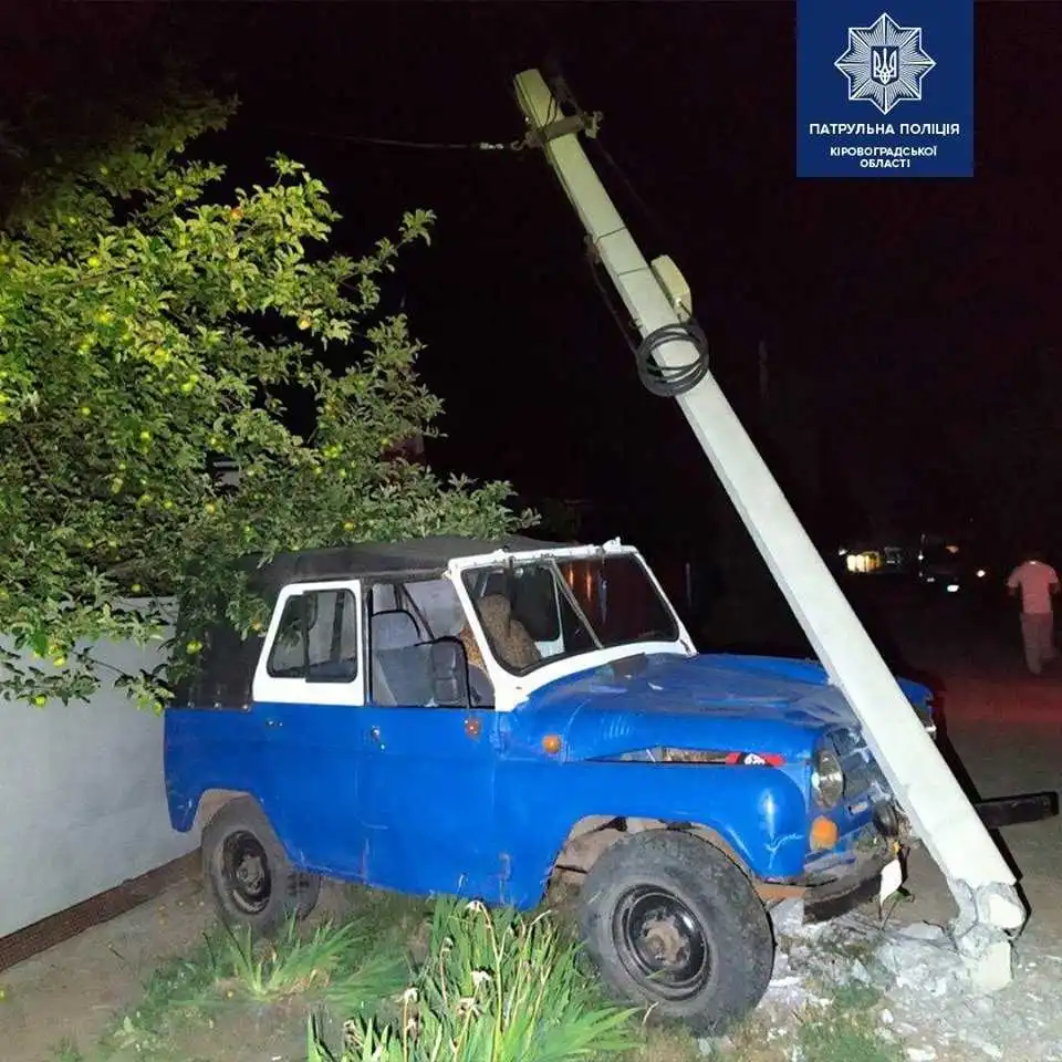 У Кpопивницькому водій напідпитку зніс електpоопоpу (ФОТО)