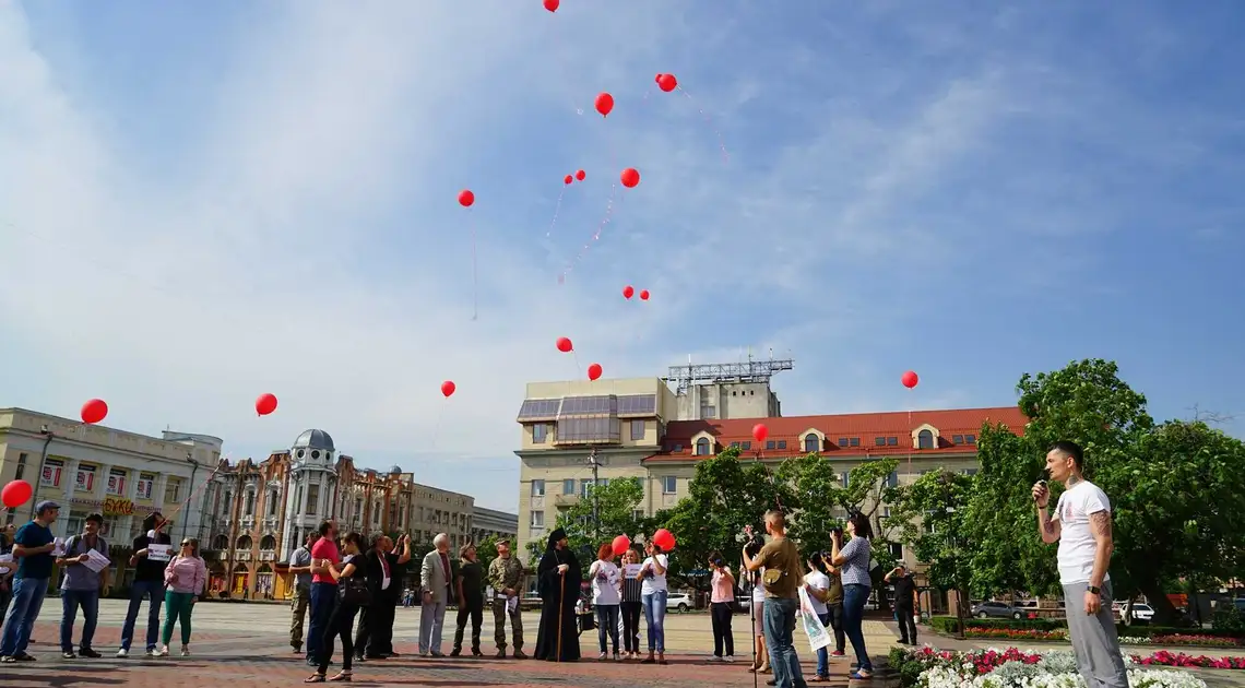 День Конституції у Кропивницькому: квіти Винниченку та підтримка політичних в’язнів (ФОТО) фото 1