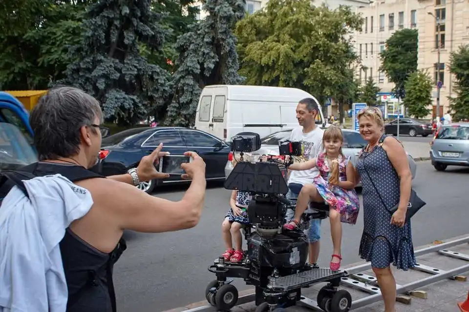 У Кропивницькому знімають серіал про 90-ті з місцевими посадовцями, лікарями та бізнесменами (ФОТО)