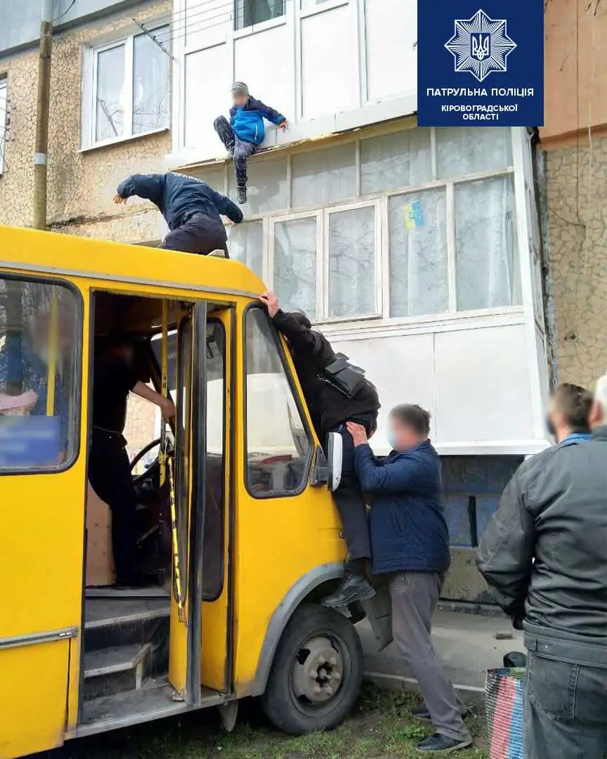 У Кропивницькому водій маршрутки та поліцейські врятували дитину, яка могла впасти з балкону (ФОТО) фото 1