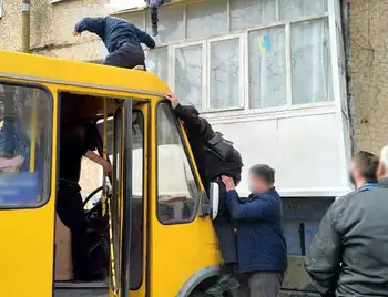 У Кропивницькому водій маршрутки та поліцейські врятували дитину, яка могла впасти з балкону (ФОТО) фото 1