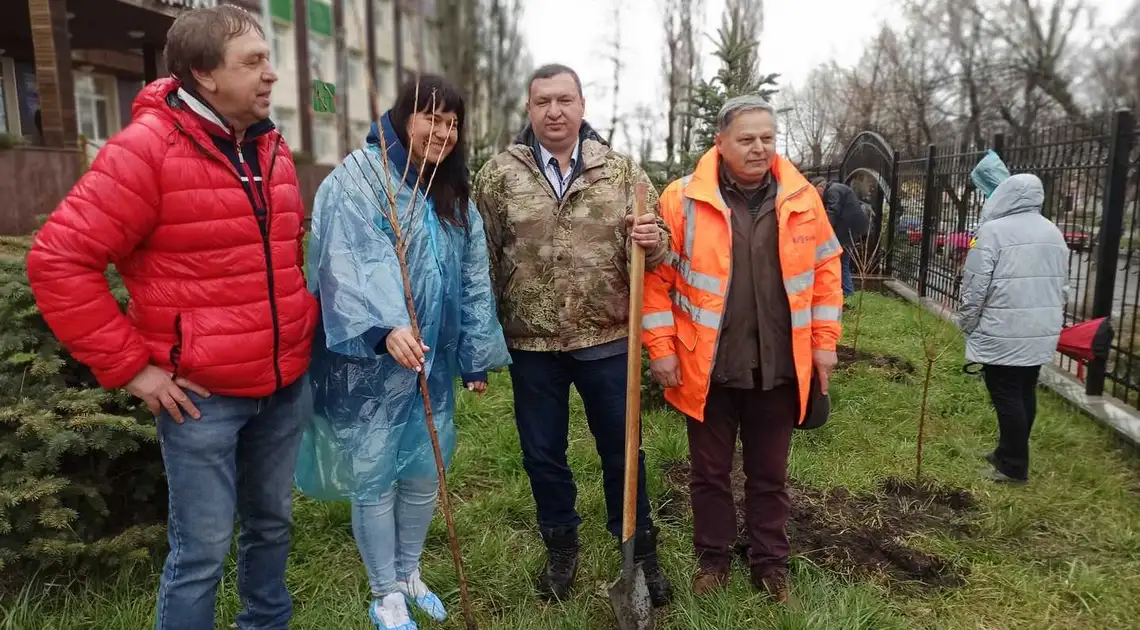 У Кропивницькому на території дитячої обласної лікарні висадили 30 сакур (ФОТО) фото 1