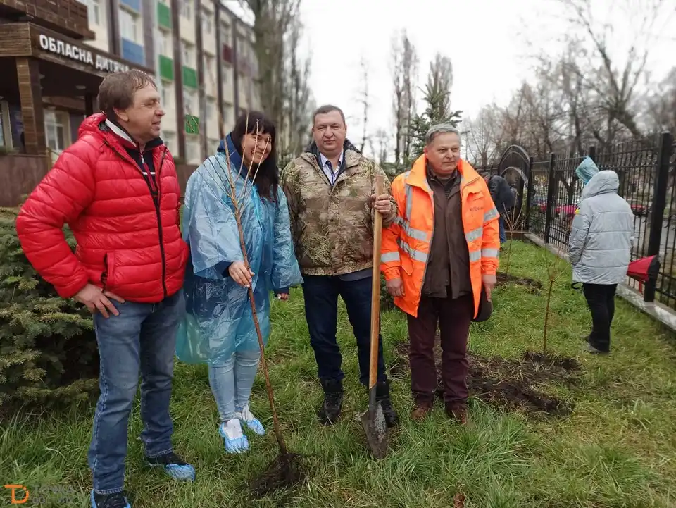У Кропивницькому на території дитячої обласної лікарні висадили 30 сакур (ФОТО) фото 1