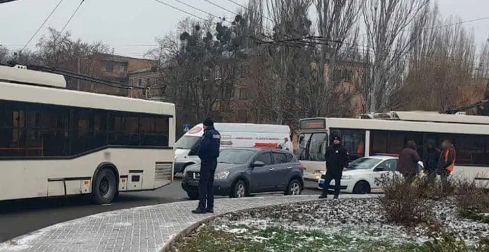 У Кропивницькому тролейбус врізався в "Nissan" (ФОТО)