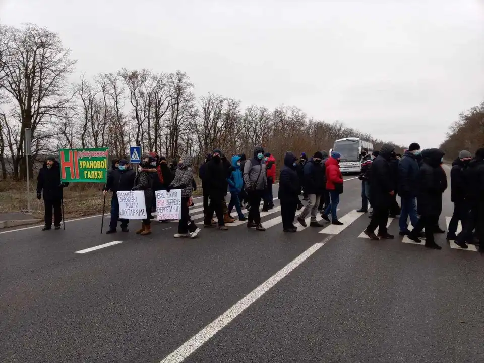 На Кіровоградщині шахтарі перекрили траси держзначення й розпочали безстрокову акцію (ФОТО)