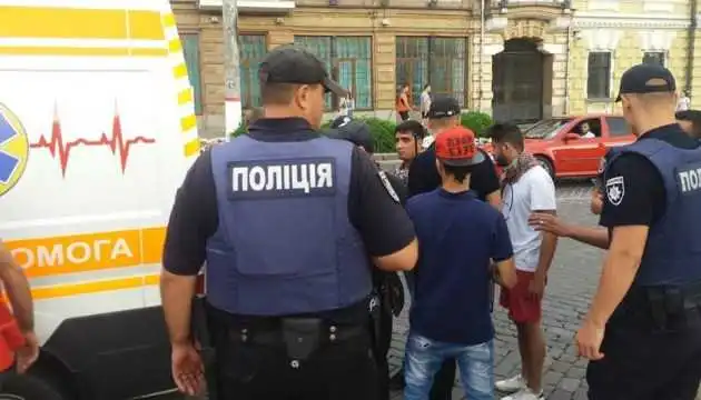 Іноземці влаштували у центрі Кропивницького бійку: двох доправили до лікарні (ФОТО) фото 1