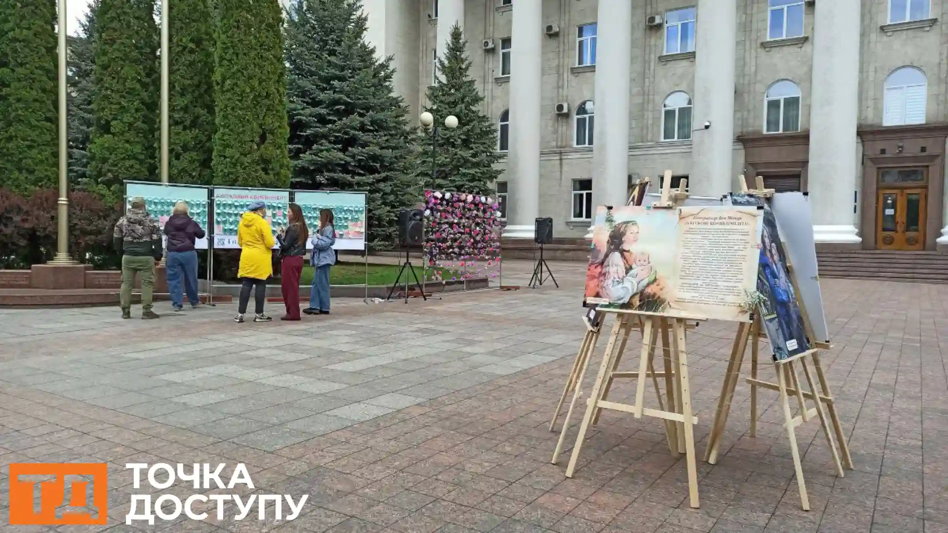 дарували квіти матерім у центрі Кропивницького