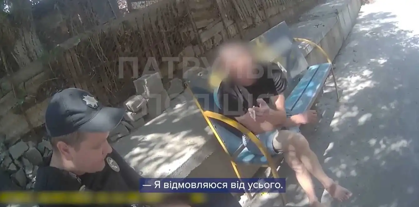 Кинув автівку та загубив пиво й капці: п’яний кропивничанин тікав від поліції (ВІДЕО) фото 1